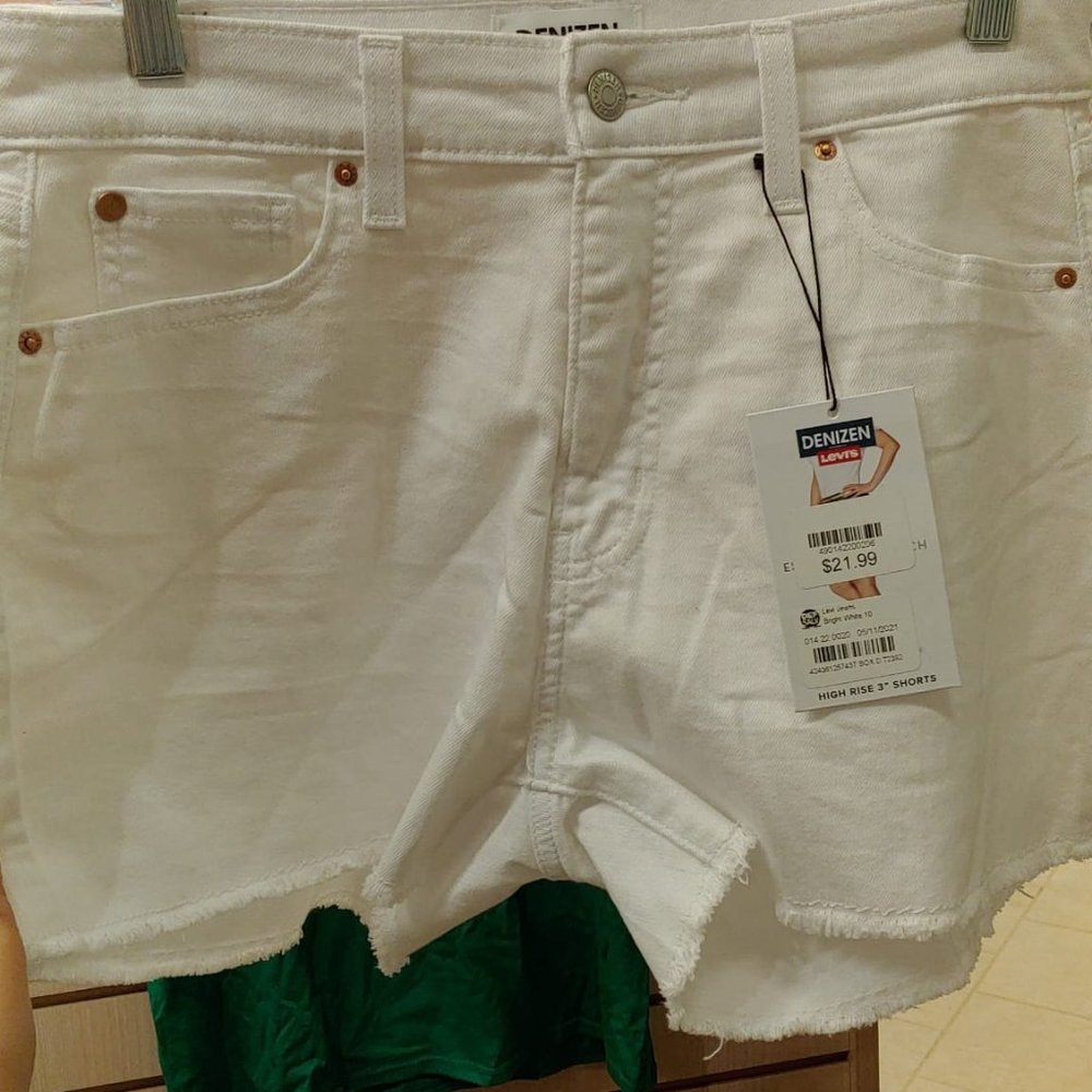 Levi's® Women's High-Rise 3" Jean Shorts White - Picture 4 of 6